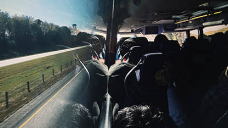 Bus do Anglii kontra samochód – co się bardziej opłaca? Przewóz osób do Anglii
