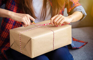 Co wysłać w paczce do Anglii, by sprawić radość bliskim? Pomysły na prezent świąteczny. Wysyłka paczki do Anglii z MikeBus