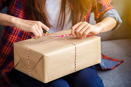 Co wysłać w paczce do Anglii, by sprawić radość bliskim? Pomysły na prezent świąteczny. Wysyłka paczki do Anglii z MikeBus