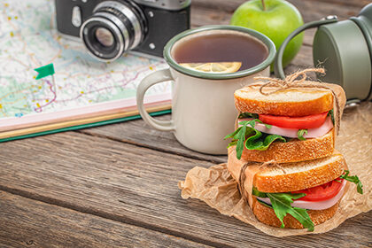 Czy warto zabierać jedzenie na podróż busem do Anglii? Busy Anglia Polska z MikeBus